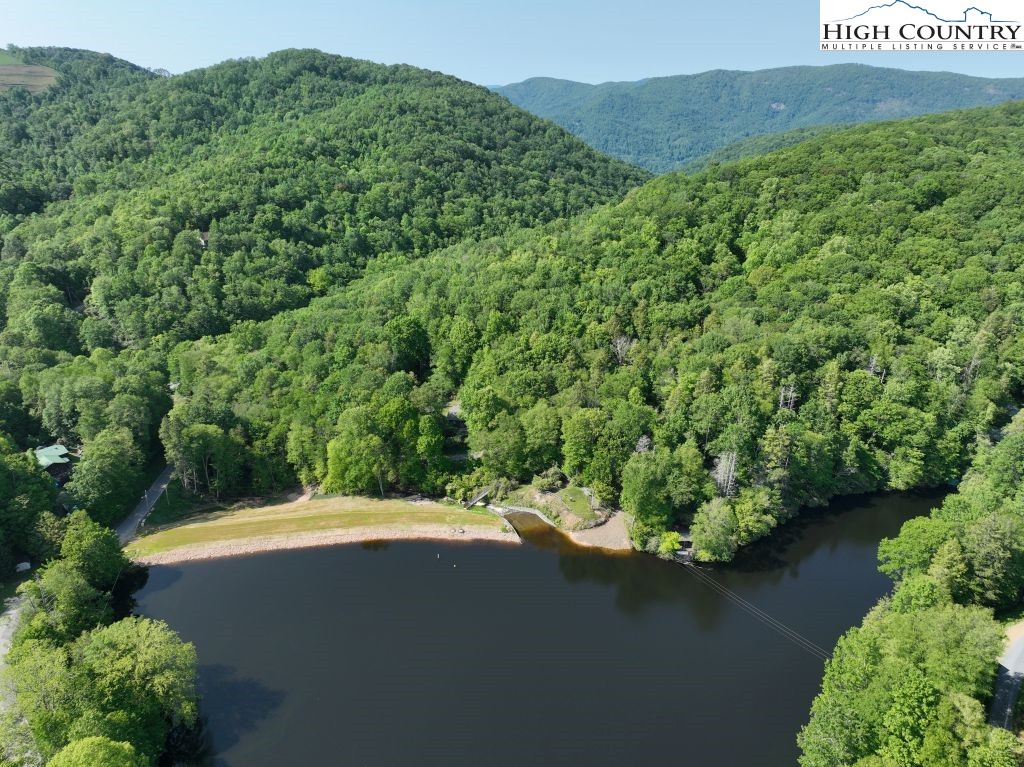 a view of a back yard