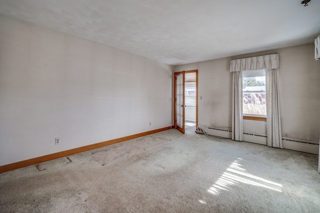 137 Lawrence Road Chicopee, MA 01013 - Photo 17 of 38 an empty room with windows