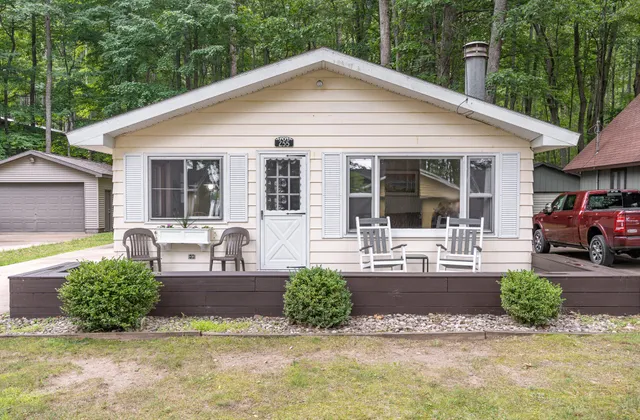 $219,900 | 255 Robbins Avenue, Roscommon, MI 48653