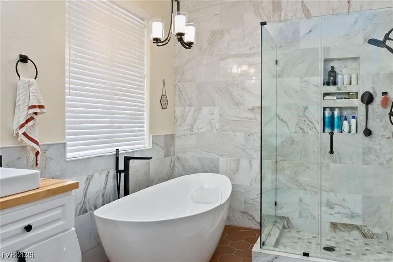 2344 Teton Ranch Avenue Henderson, NV 89052 - Photo 15 of 32 Relaxing soaking tub