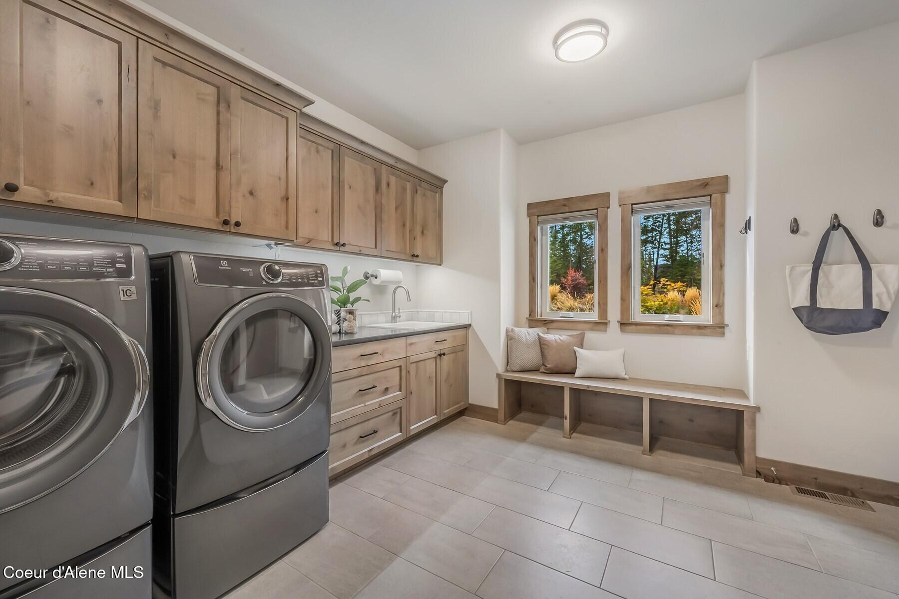 12091 North Tracey Road Hayden, ID 83835 - Photo 39 of 49 Laundry and Mud Room