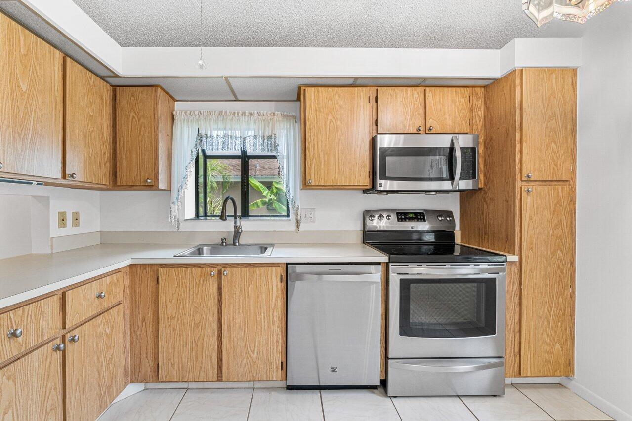 8215 Summerbreeze Lane Boca Raton, FL 33496 - Photo 3 of 23 Kitchen