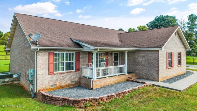 $365,000 | 704 Pointe S Drive, Walland, TN 37886