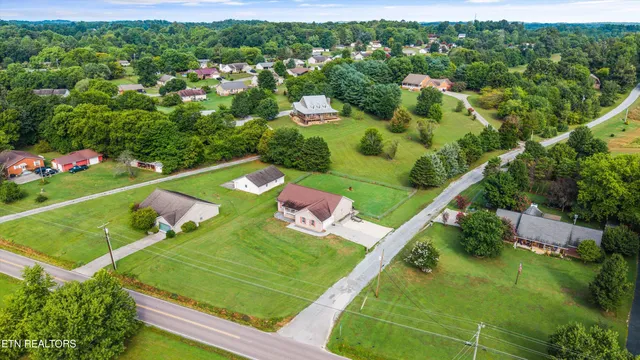 $365,000 | 704 Pointe S Drive, Walland, TN 37886