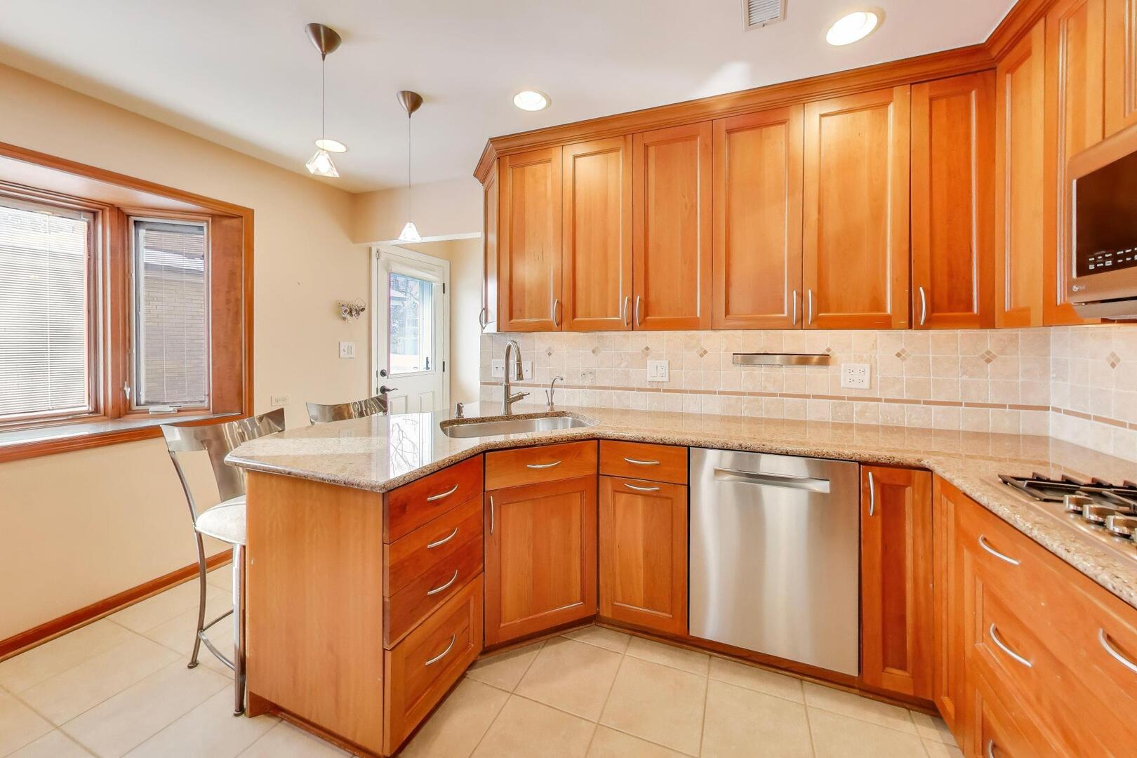 925 Indian Road Glenview, IL 60025 - Photo 9 of 39