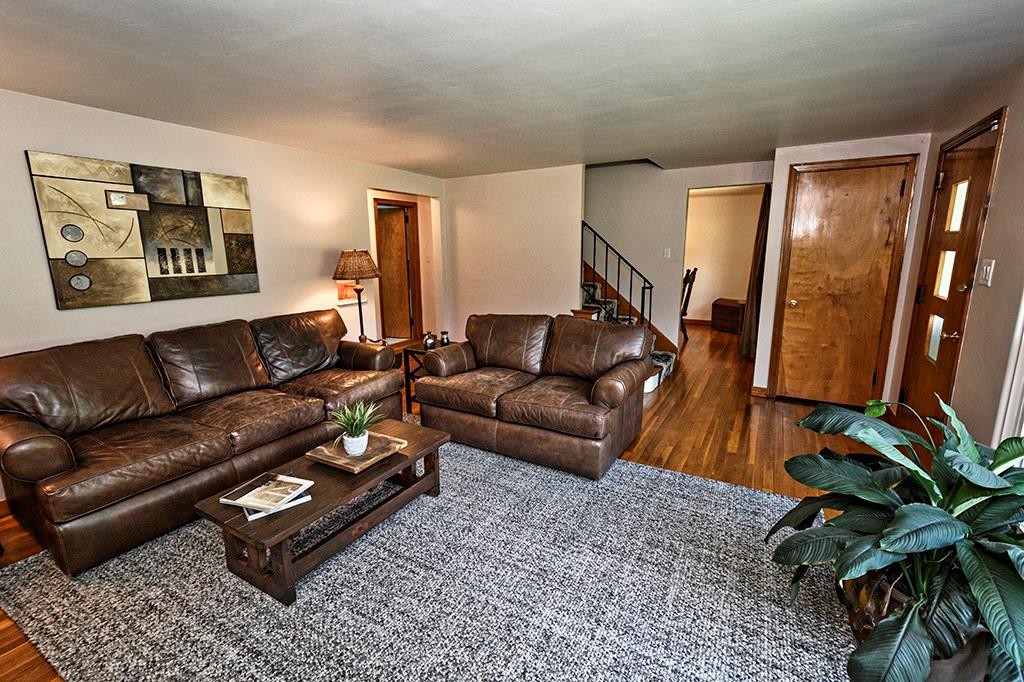 130 Dorseyville Road Pittsburgh, PA 15215 - Photo 4 of 17 Light and bright living room