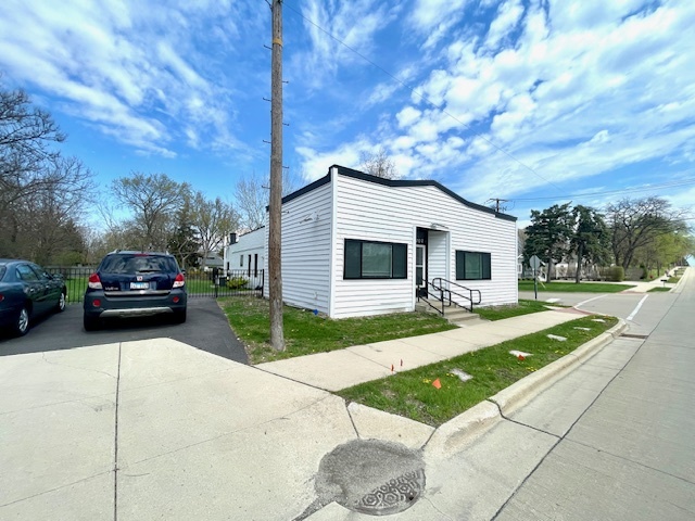 302 West Naperville Road Westmont, IL 60559 - Photo 2 of 15 a view of a white house and a yard