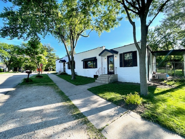 302 West Naperville Road Westmont, IL 60559 - Photo 4 of 15 a front view of a house with garden