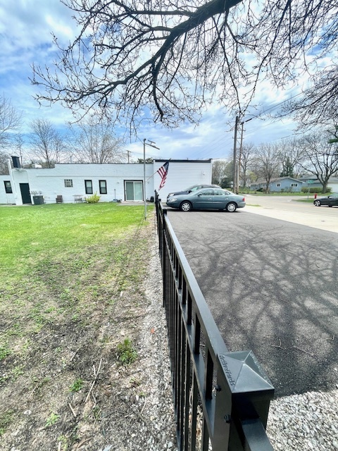 302 West Naperville Road Westmont, IL 60559 - Photo 7 of 15 a view of a backyard with mountain