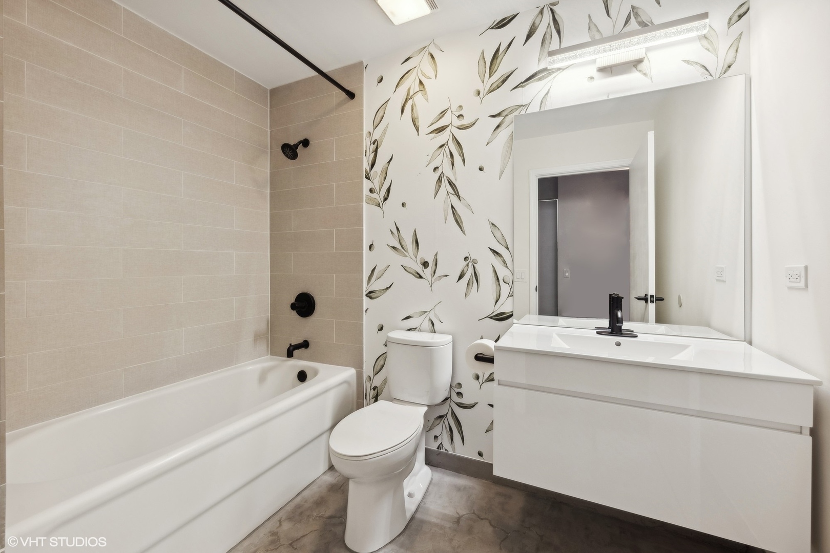 320 East 21st Street, Unit 215 Chicago, IL 60616 - Photo 17 of 25 a bathroom with a sink a toilet and a bathtub