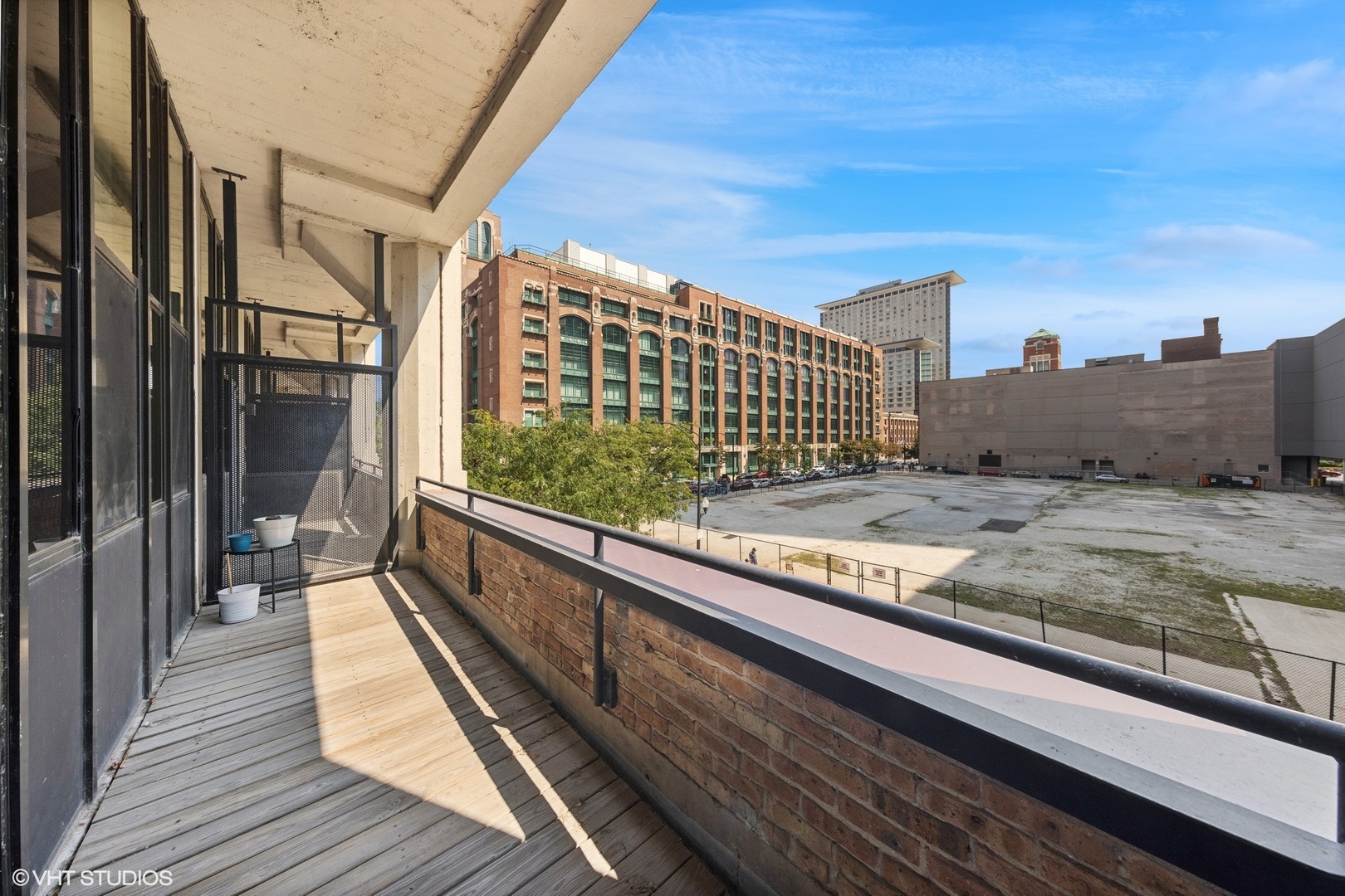 320 East 21st Street, Unit 215 Chicago, IL 60616 - Photo 18 of 25 a view of balcony with wooden floor and fence