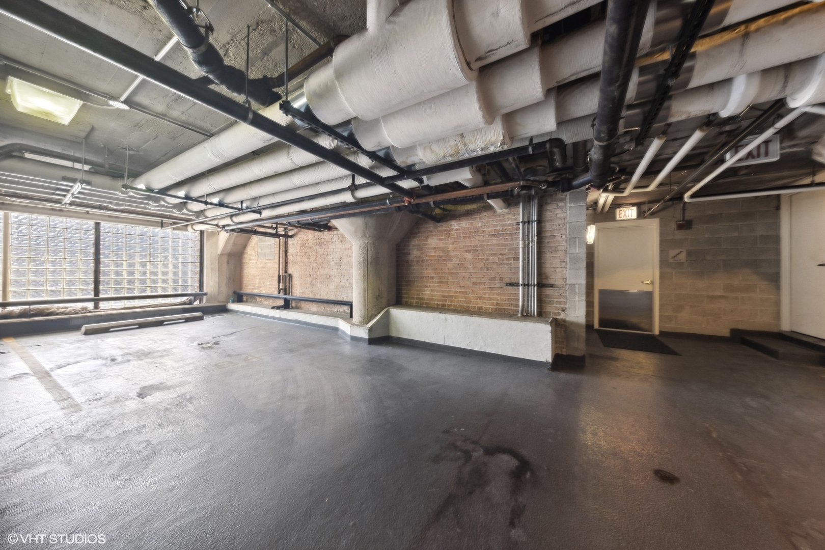 320 East 21st Street, Unit 215 Chicago, IL 60616 - Photo 22 of 25 a view of an empty room with wooden roof