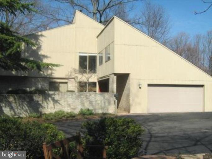 a view of back yard of the house