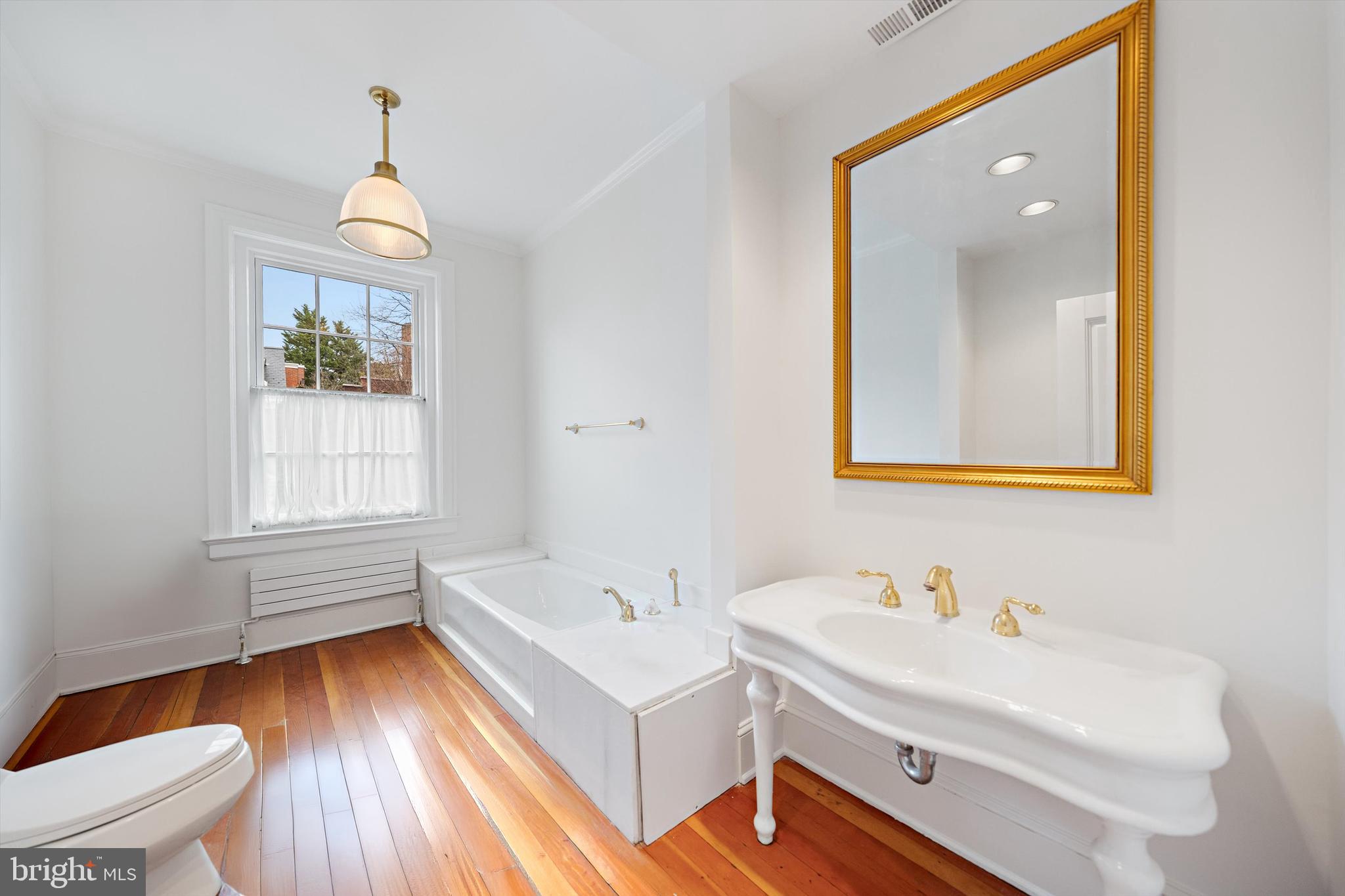 2134 R Street Northwest Washington, DC 20008 - Photo 17 of 36 Full Bathroom