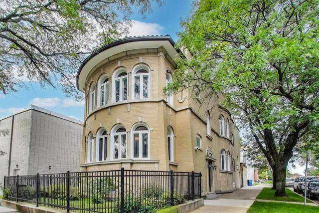 $1,175,000 | 2700 West Carmen Avenue, Chicago, IL 60625