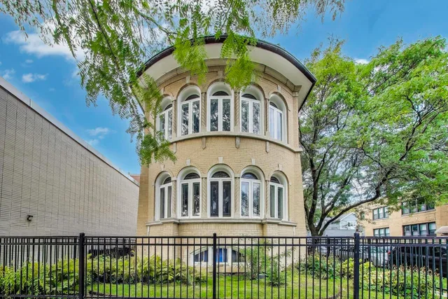 $1,175,000 | 2700 West Carmen Avenue, Chicago, IL 60625