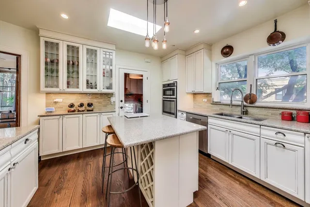 $1,175,000 | 2700 West Carmen Avenue, Chicago, IL 60625