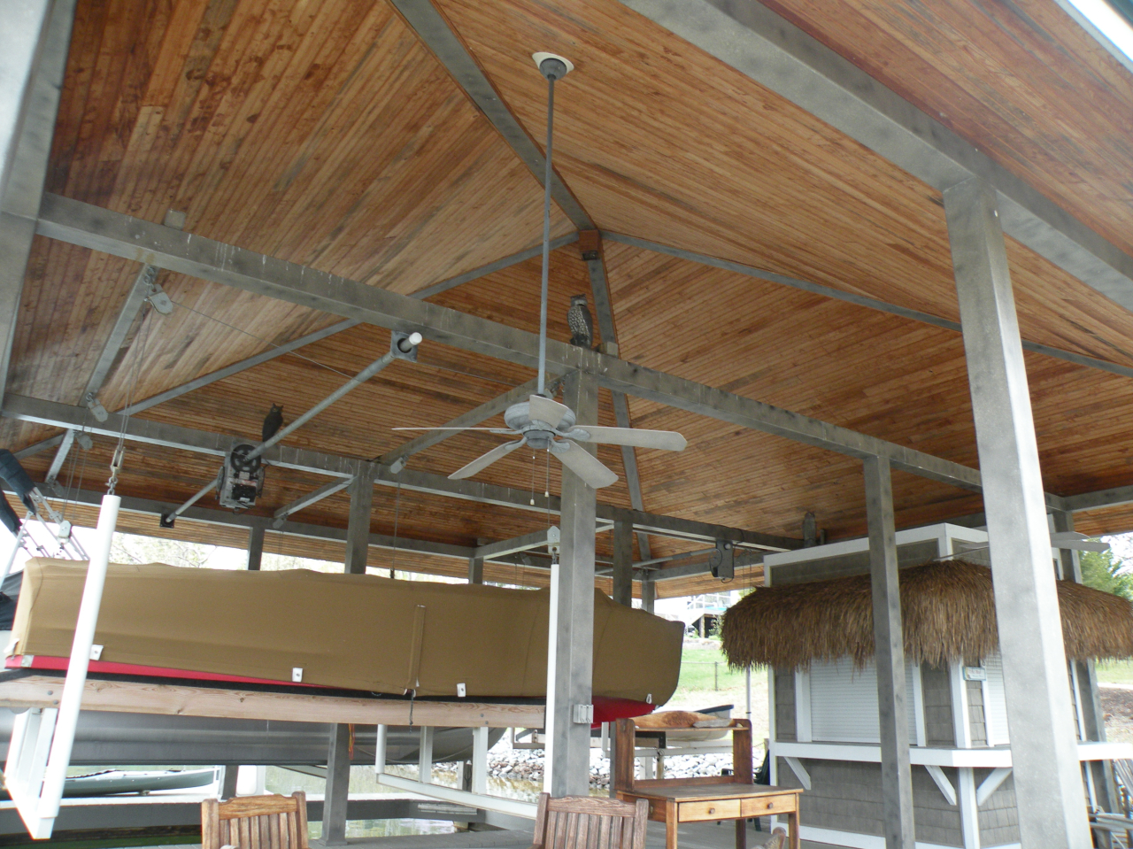 Steel construction, towering dockceiling