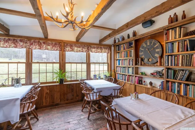 a view of a livingroom with furniture