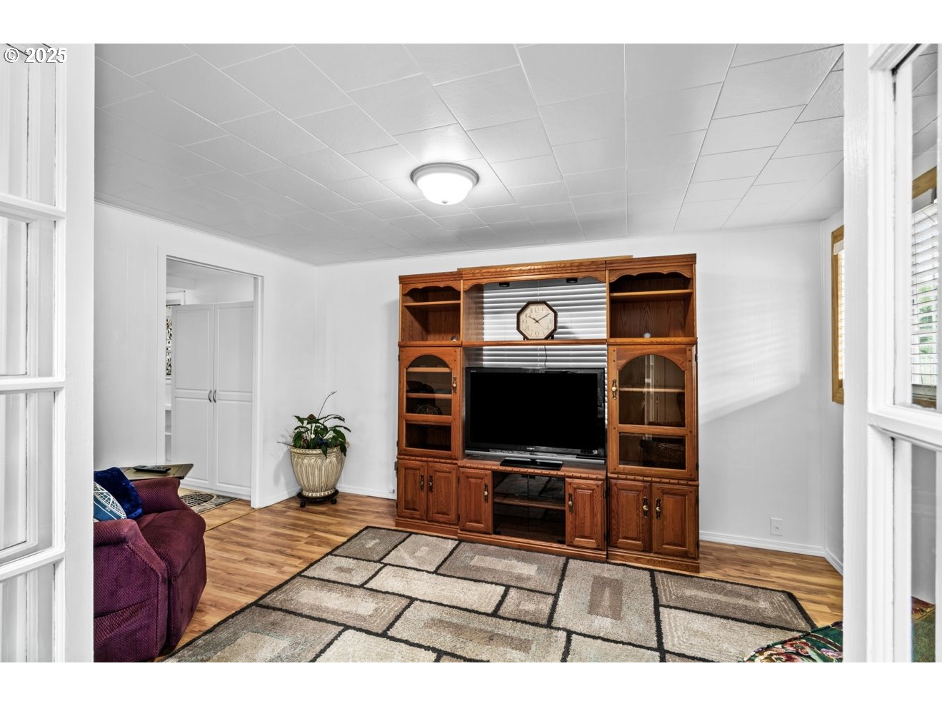 1995 Scott Road Springfield, OR 97477 - Photo 15 of 43 a living room with furniture and a flat screen tv