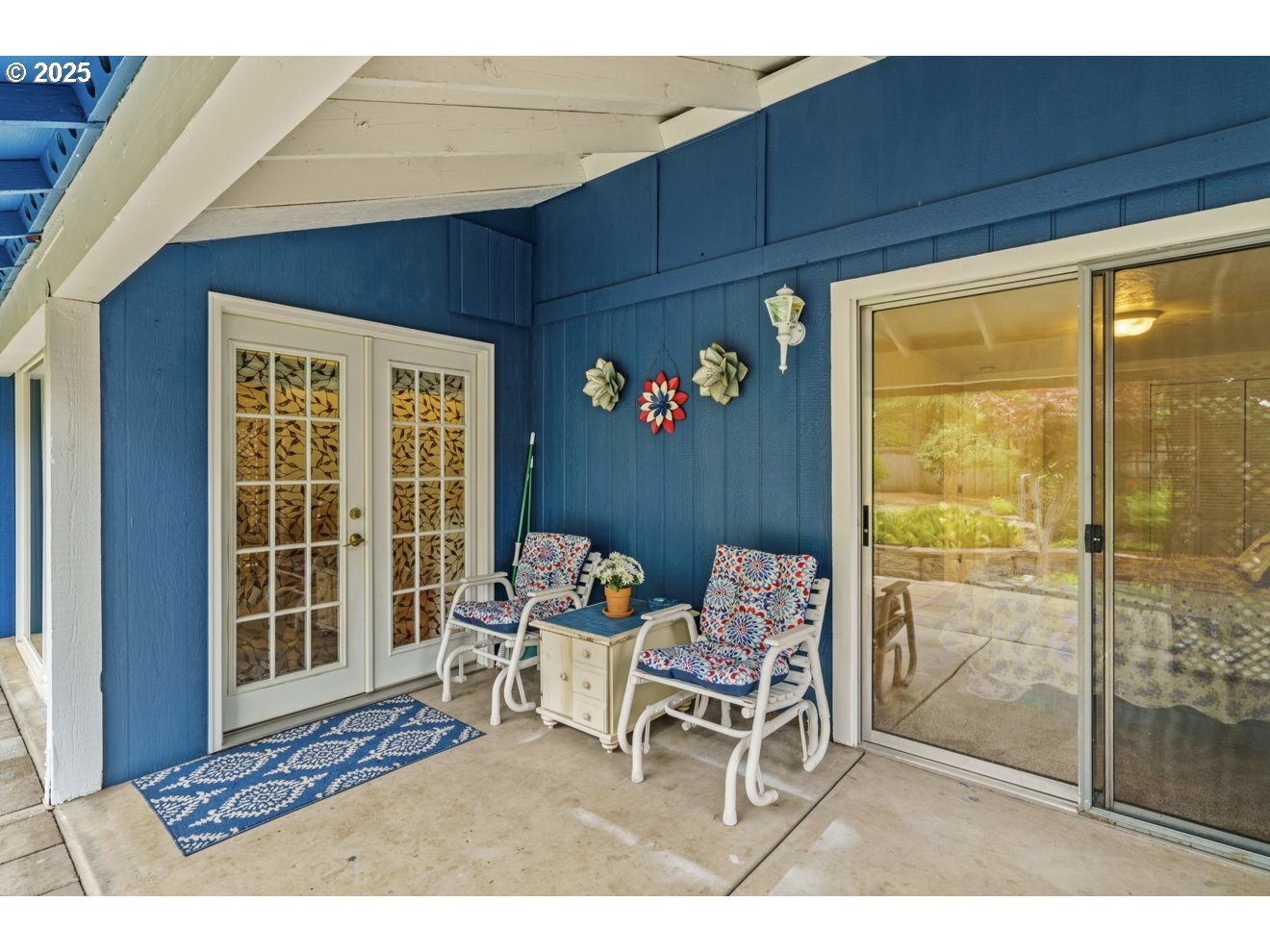 1995 Scott Road Springfield, OR 97477 - Photo 38 of 43 a living room with a table and chair