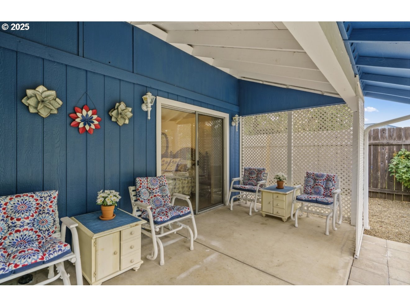 1995 Scott Road Springfield, OR 97477 - Photo 39 of 43 a living room with furniture and flowers