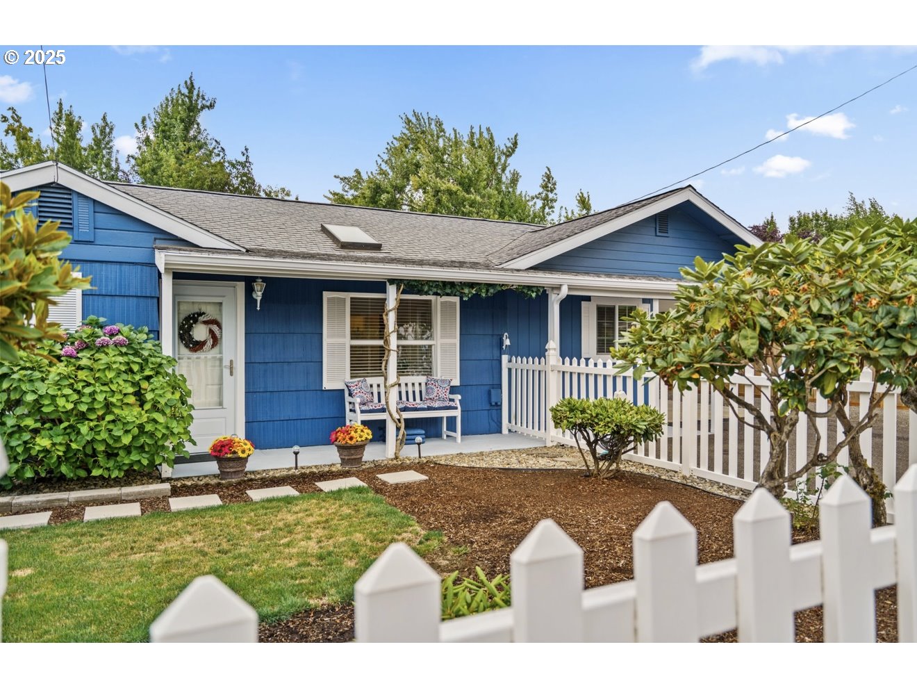1995 Scott Road Springfield, OR 97477 - Photo 8 of 43 a front view of a house with garden