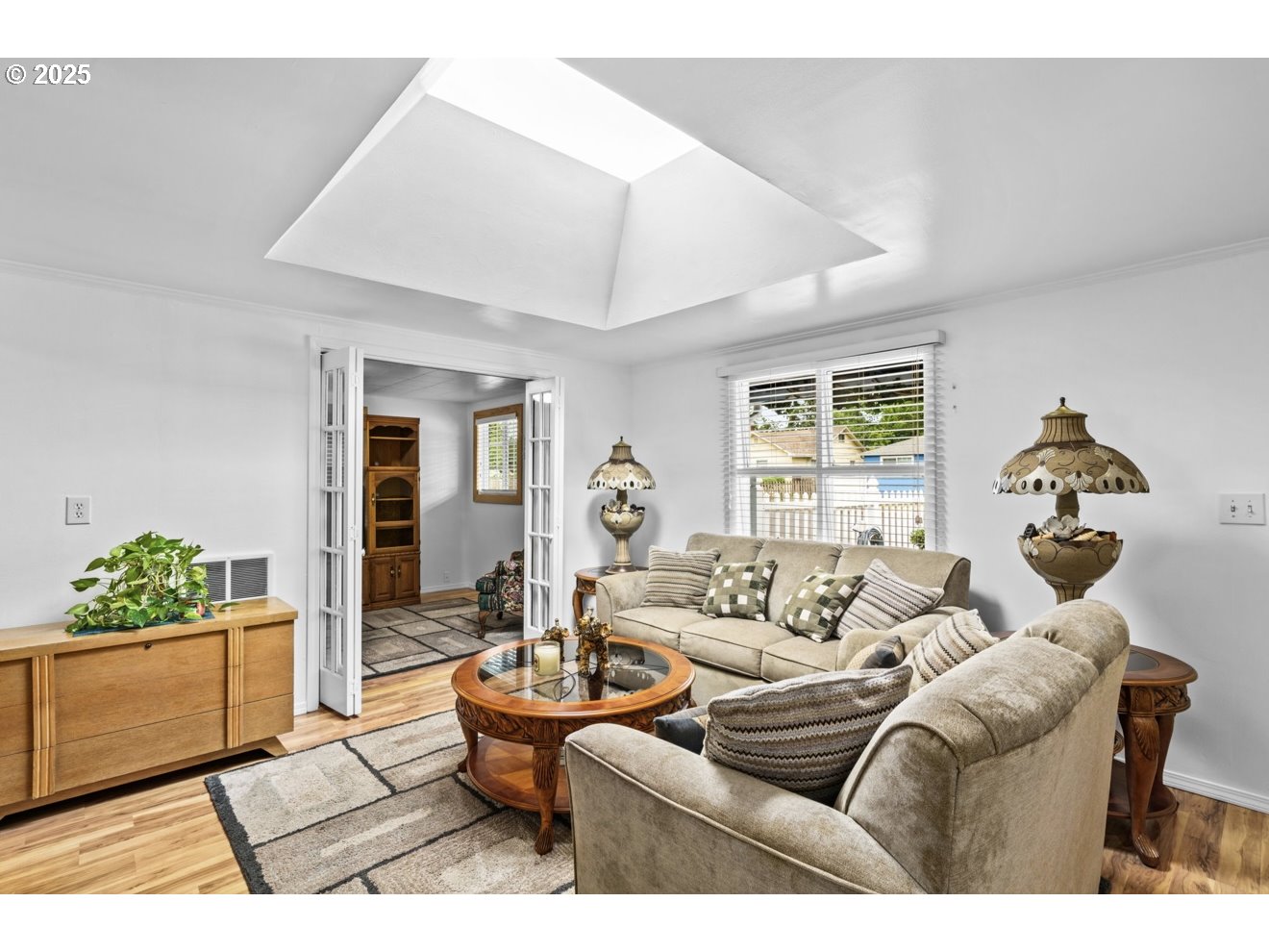 1995 Scott Road Springfield, OR 97477 - Photo 10 of 43 a living room with furniture and a large window