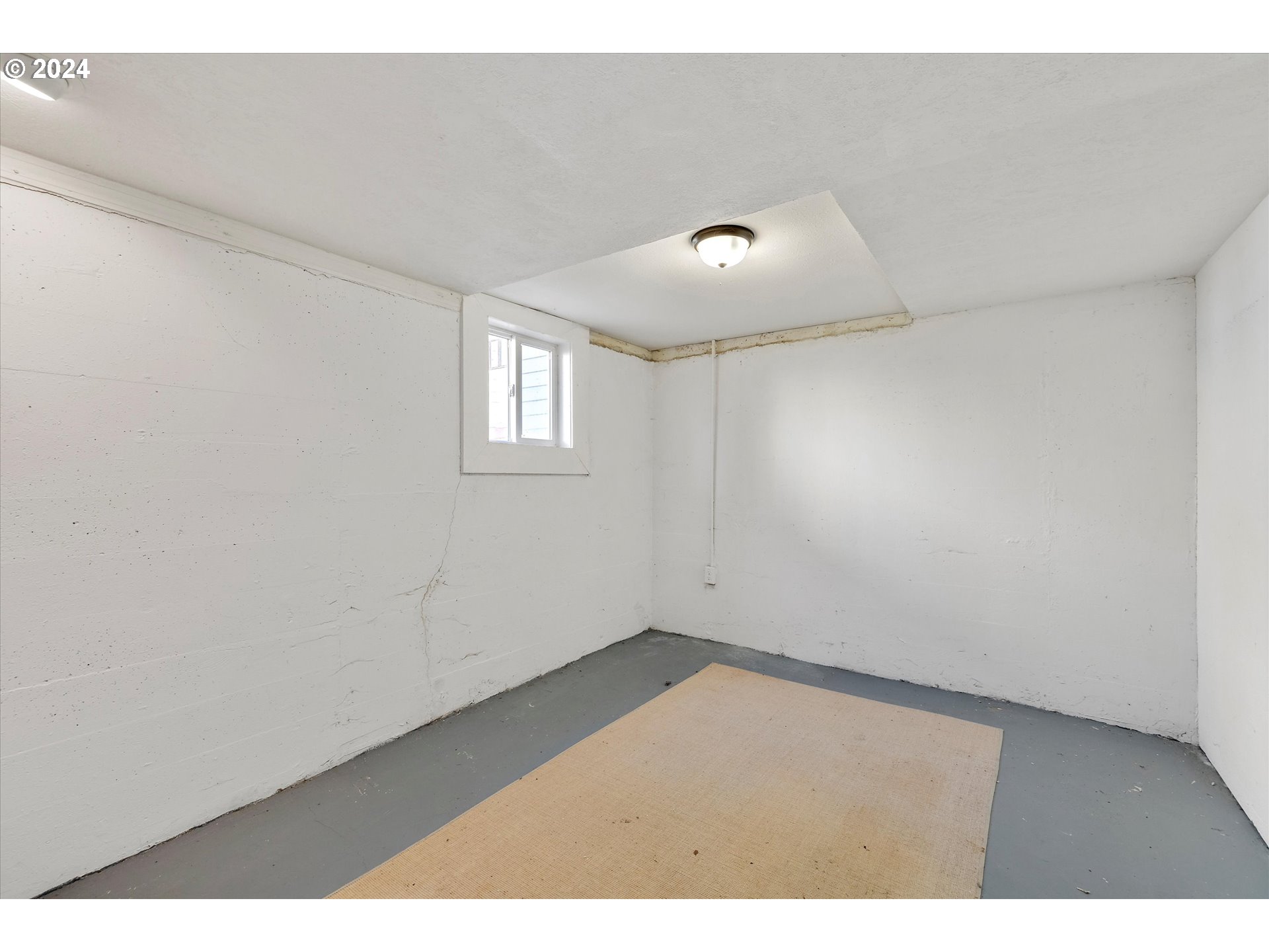 362 Southwest Oak Street Willamina, OR 97396 - Photo 19 of 34 an empty room with windows and closet