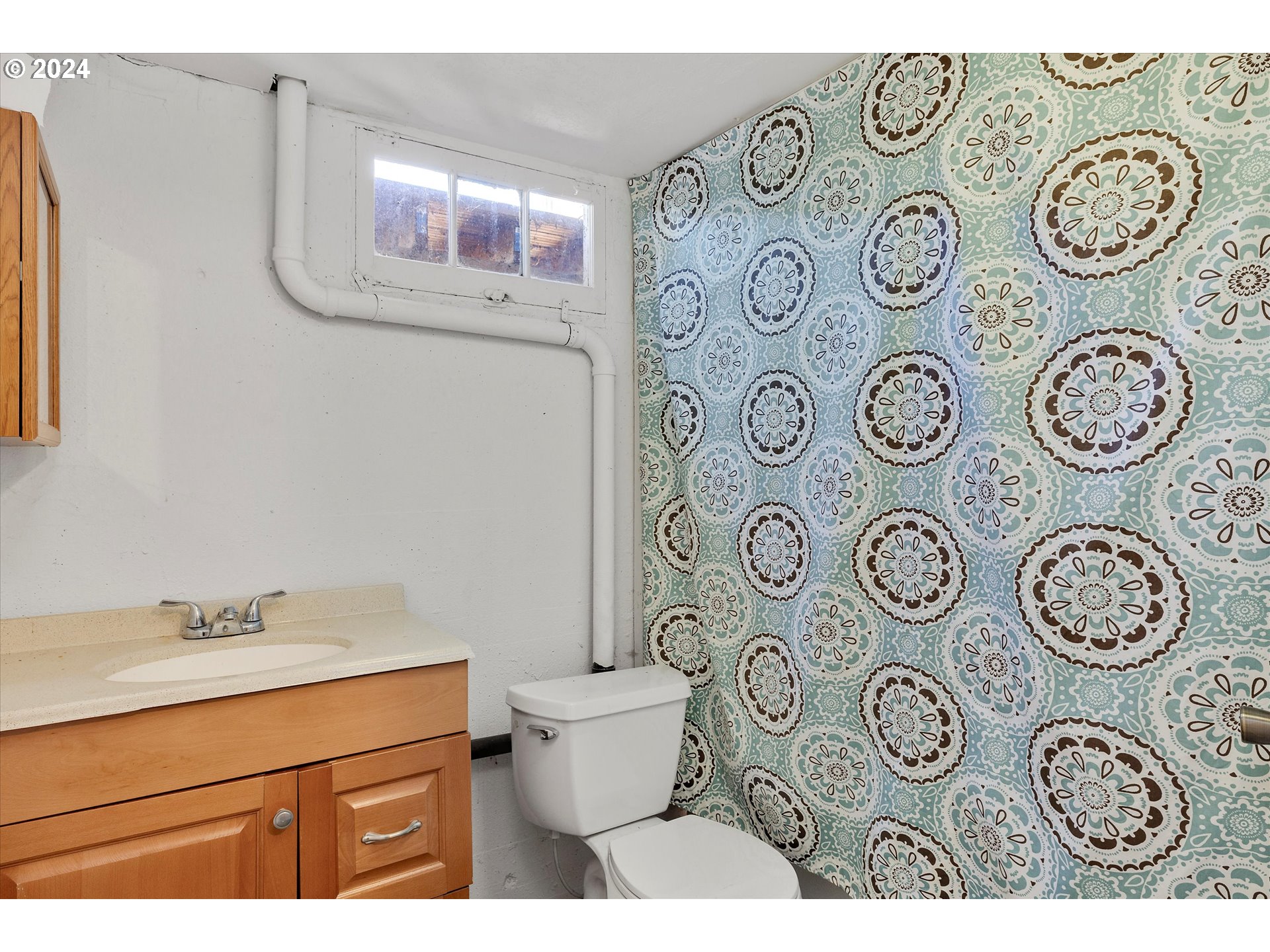 362 Southwest Oak Street Willamina, OR 97396 - Photo 20 of 34 a bathroom with a toilet and a sink