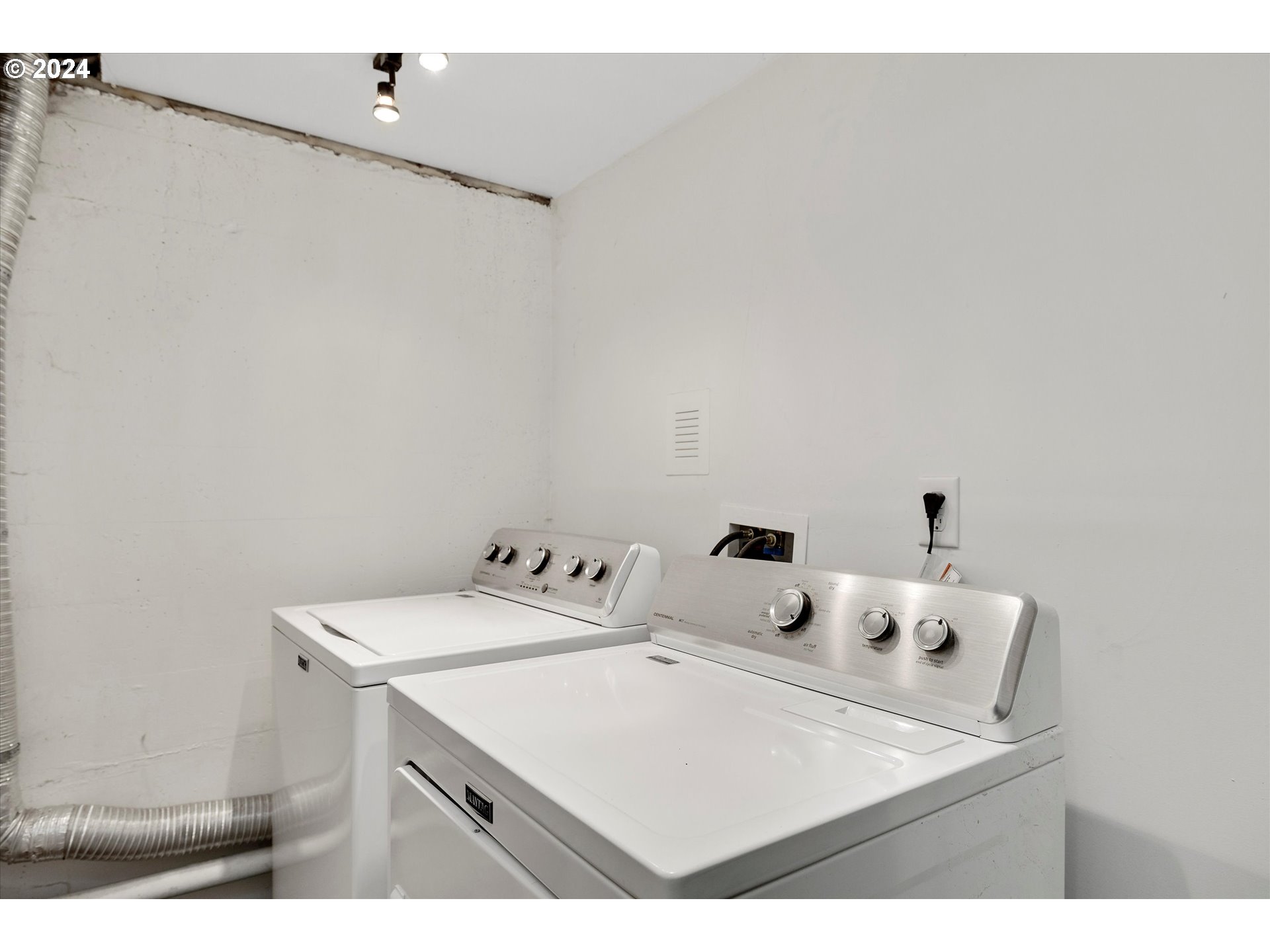 362 Southwest Oak Street Willamina, OR 97396 - Photo 21 of 34 a utility room with dryer and washer