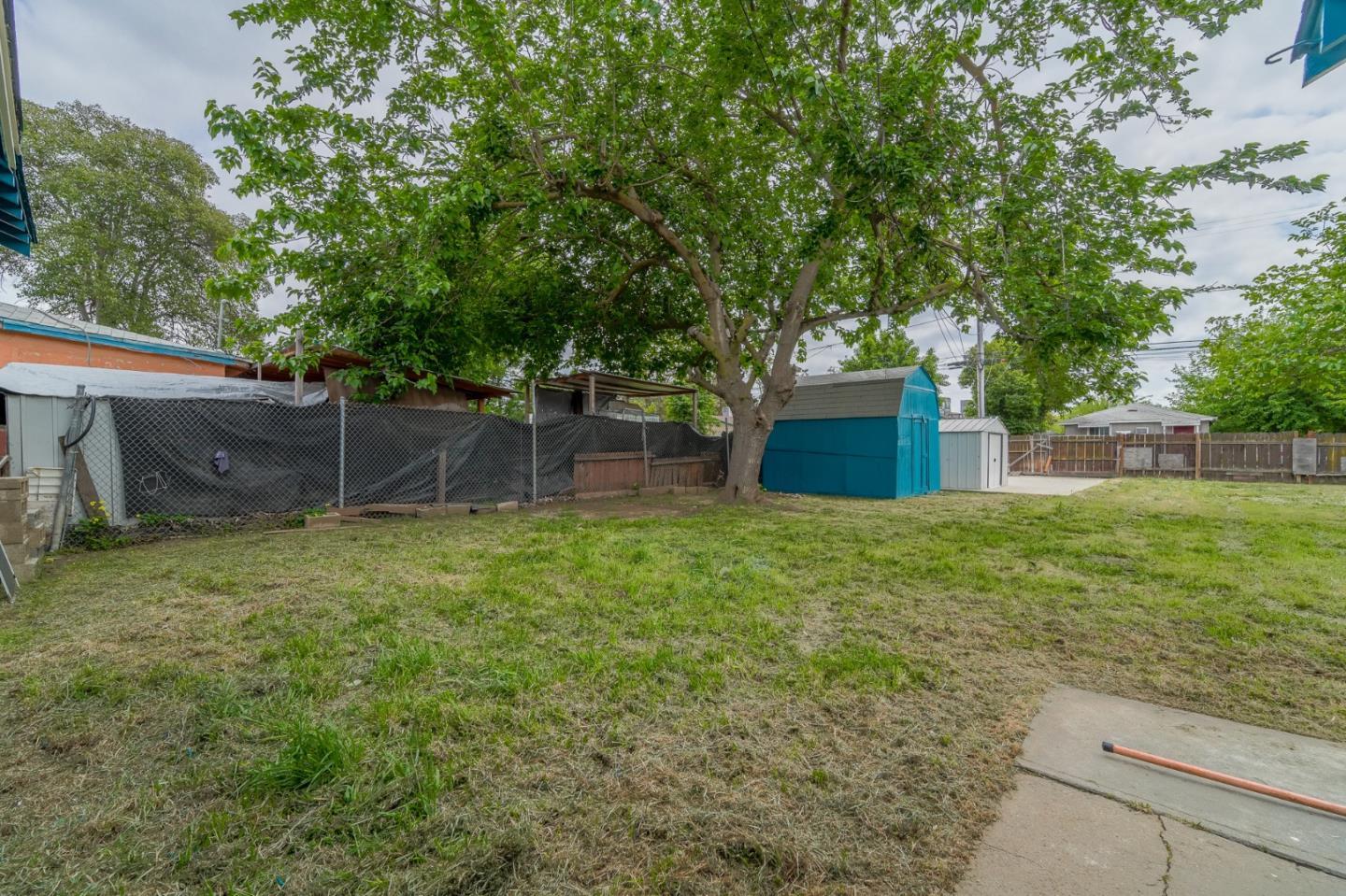 636 West 25th Street Merced, CA 95340 - Photo 29 of 31 a backyard of a house with lots of green space