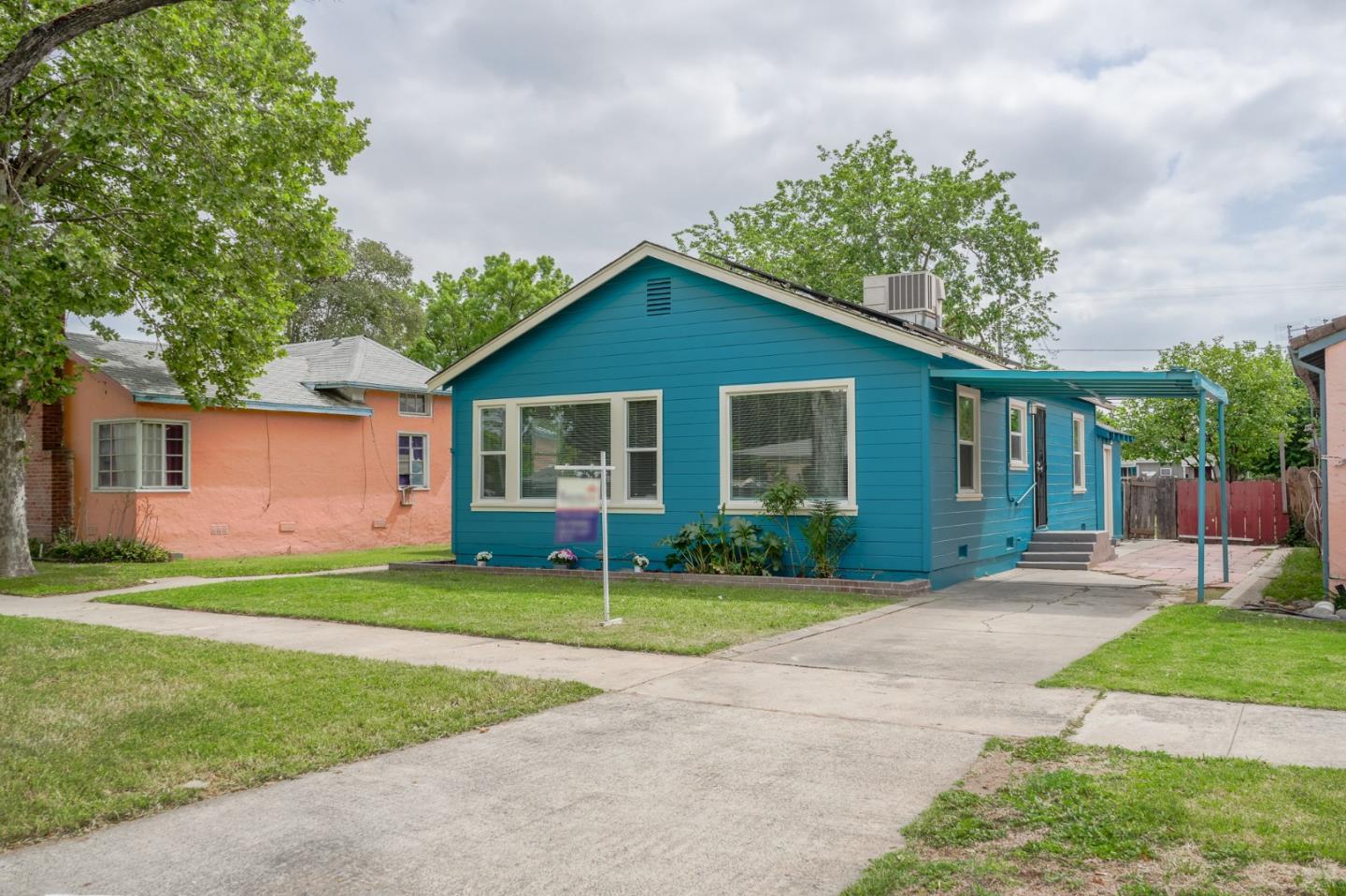 636 West 25th Street Merced, CA 95340 - Photo 4 of 31 a front view of a house with a garden and trees