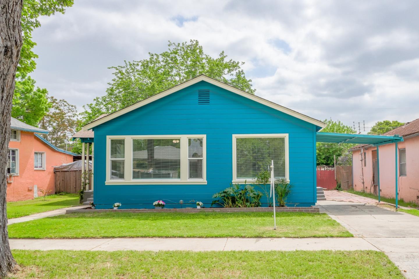 636 West 25th Street Merced, CA 95340 - Photo 5 of 31 a view of a house with backyard and garden
