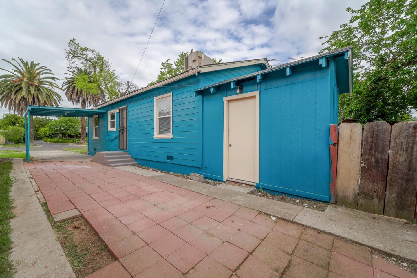636 West 25th Street Merced, CA 95340 - Photo 9 of 31 a house with a outdoor space