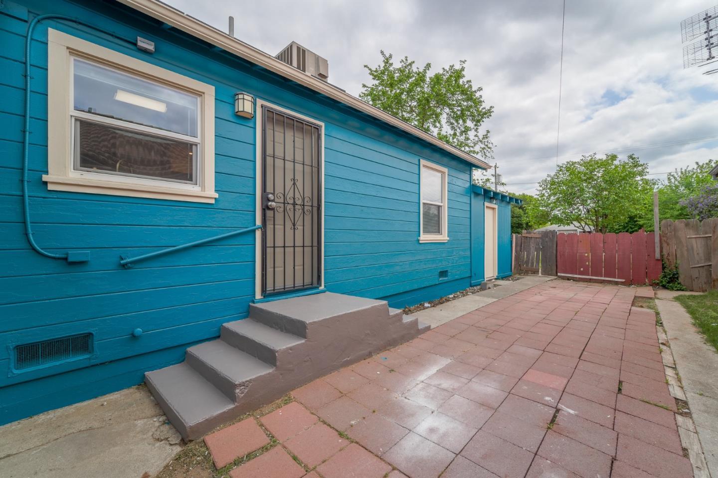 636 West 25th Street Merced, CA 95340 - Photo 10 of 31 a front view of a house with a yard