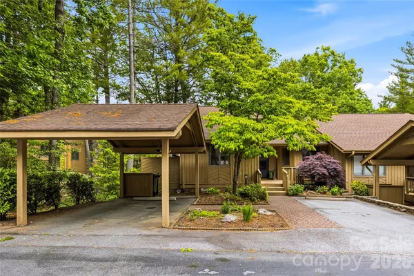 $369,900 | 205 North Scarlet Oak Lane, Hendersonville, NC 28791