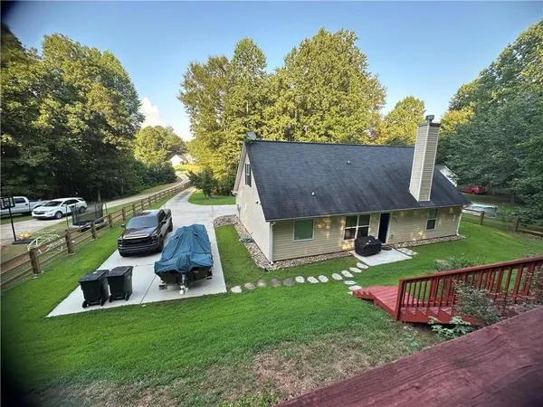 a view of a house with backyard and garden