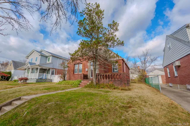 $929,000 | 123 Nugent Street, New Hyde Park, NY 11040