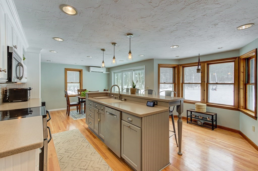 400 Sterling Road Holden, MA 01522 - Photo 4 of 42