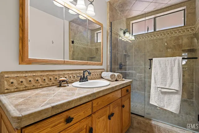 a view of livingroom with furniture