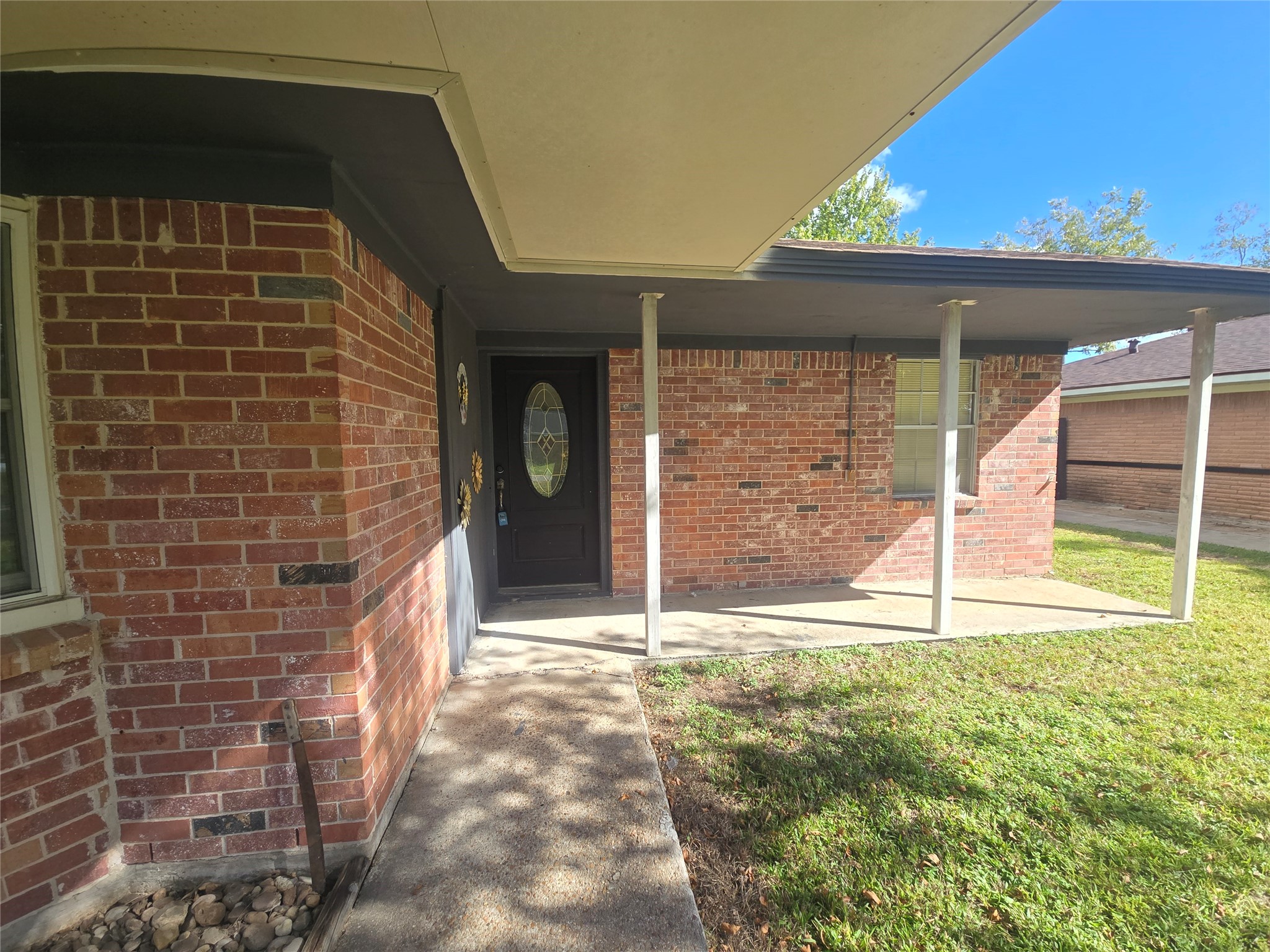 1045 Vine Drive Angleton, TX 77515 - Photo 2 of 48 a backyard of a house