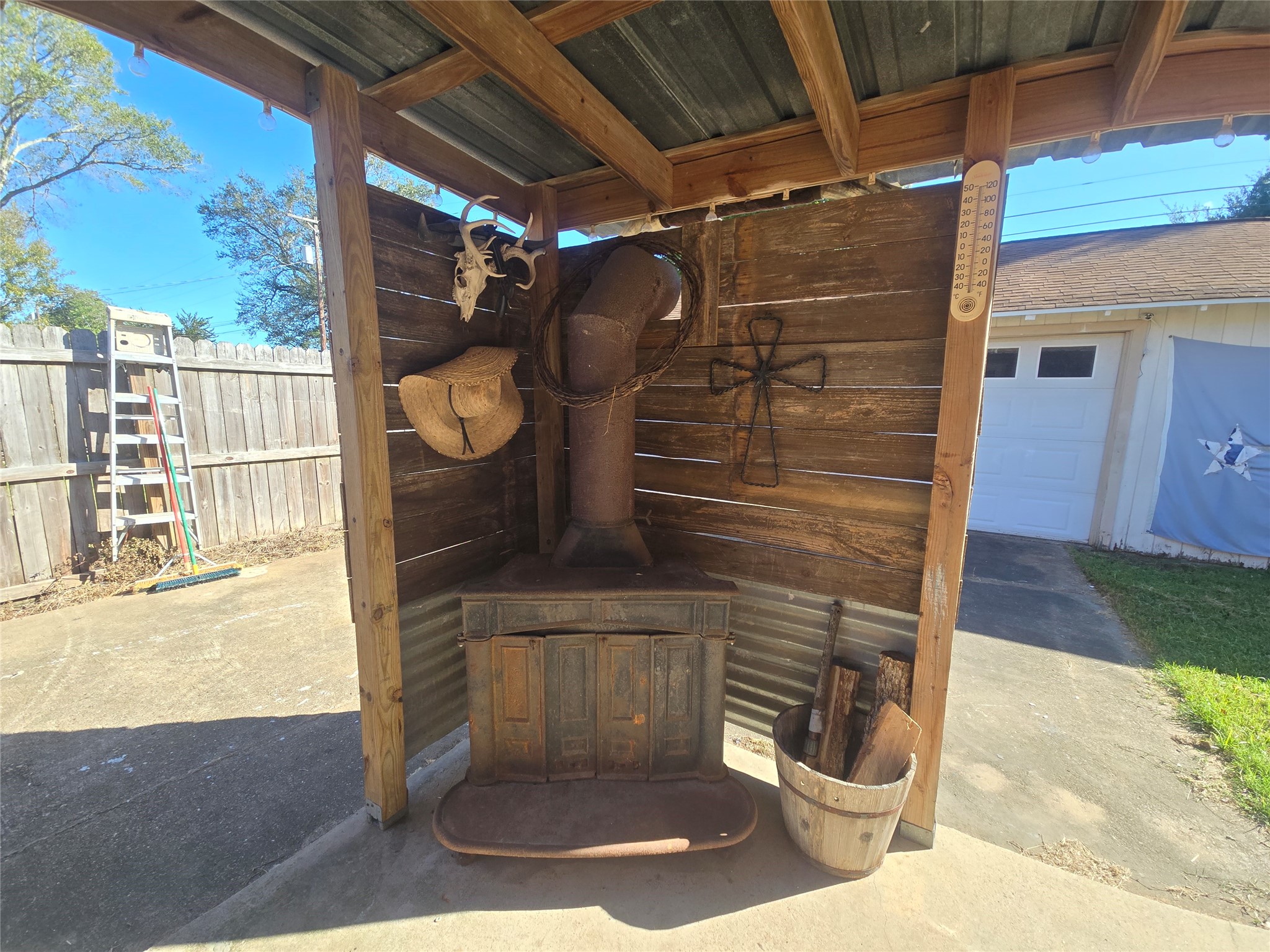 1045 Vine Drive Angleton, TX 77515 - Photo 7 of 48 a view of entryway