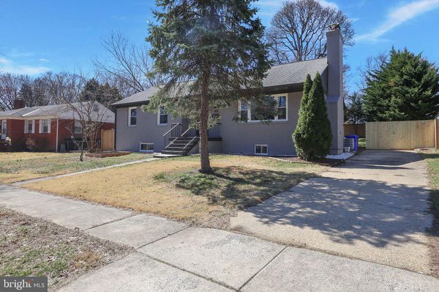 a view of a yard with a house