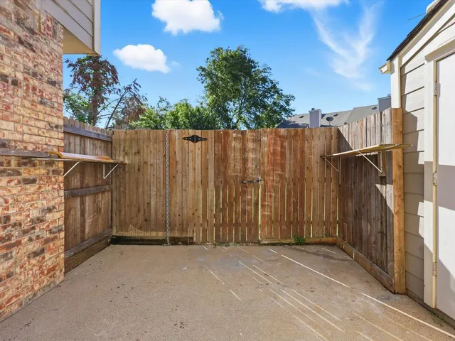 a view of a back yard