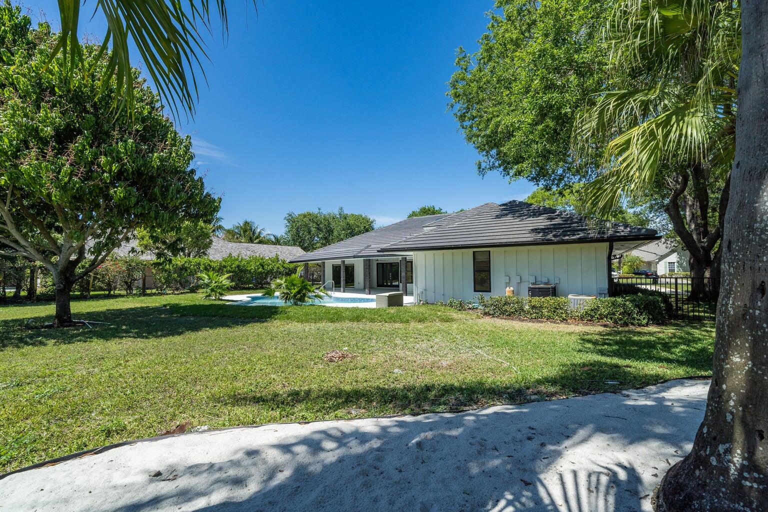 18721 Southeast River Ridge Road Jupiter, FL 33469 - Photo 52 of 74 Side View 4