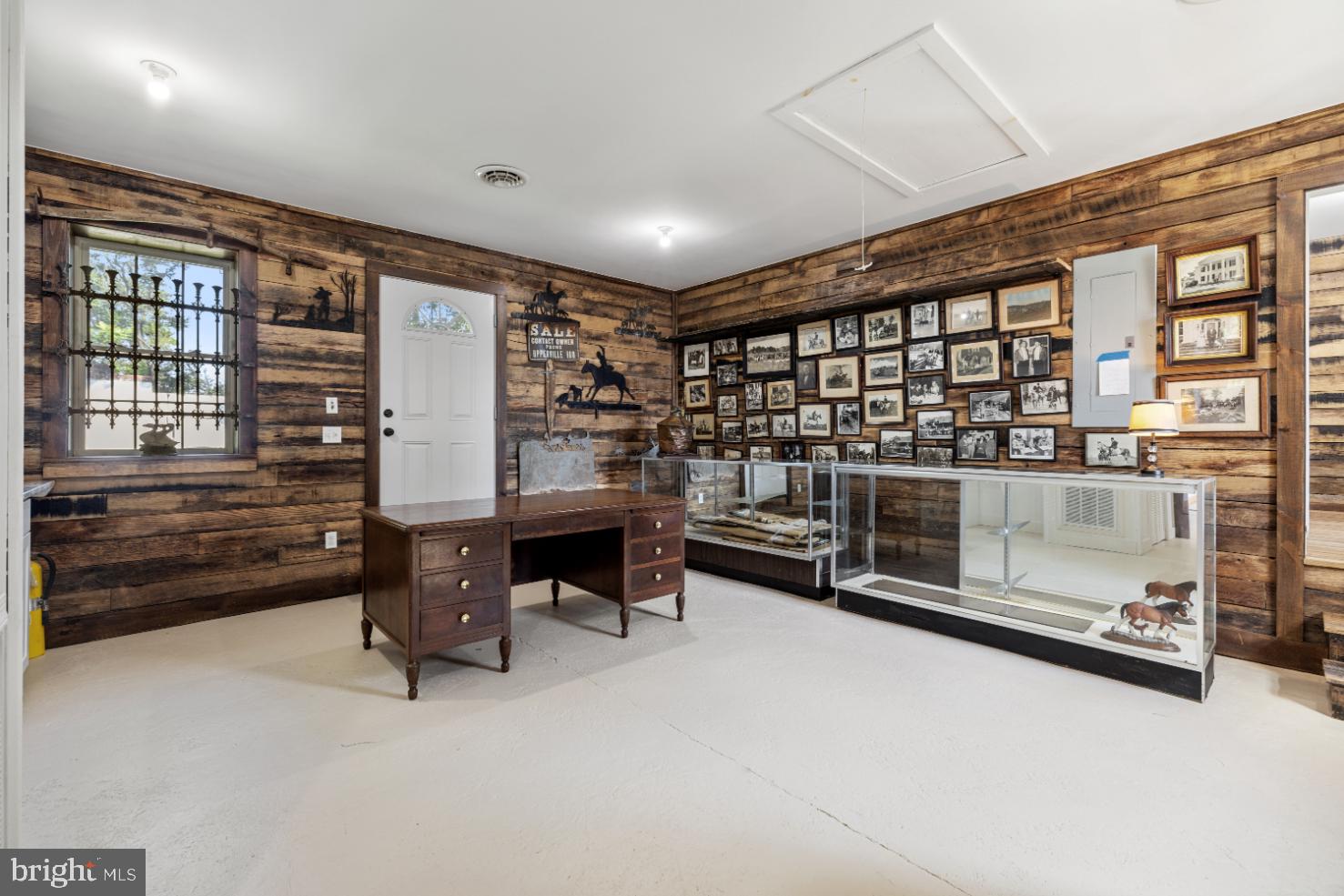 22540 Blue Ridge Mountain Road Paris, VA 20130 - Photo 20 of 42 Large room to the right of entryway.