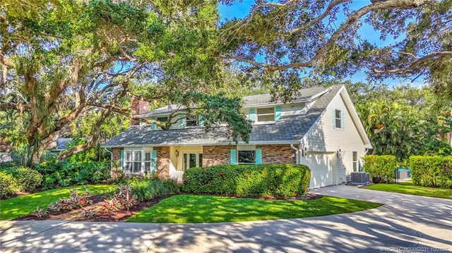 $1,275,000 | 4 Via Lucindia Drive South, Sewall's Point, FL 34996