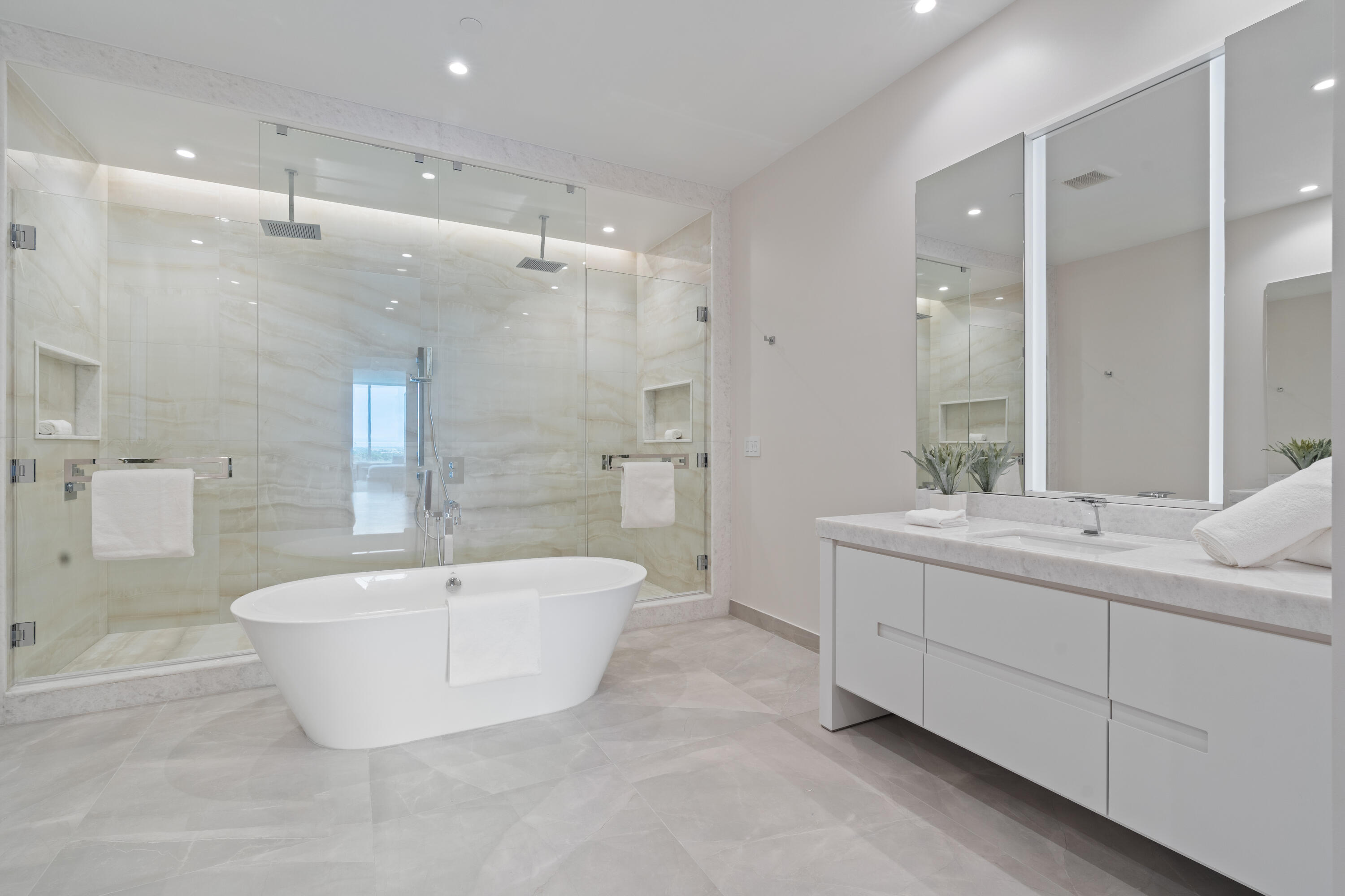 220 Southeast Mizner Boulevard, Unit PH920 Boca Raton, FL 33432 - Photo 20 of 48 Primary Bath