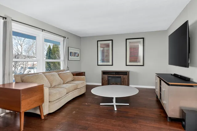 $359,000 | 522 Apache Lane, Carol Stream, IL 60188